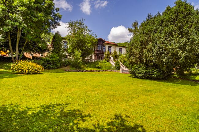 Hausansicht mit Garten